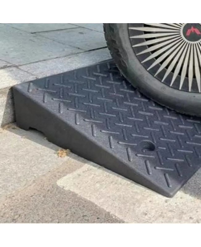 RAMPA TRIANGULAR DE GOMA DE 50 CM - ACCESO SEGURO Y RESISTENTE