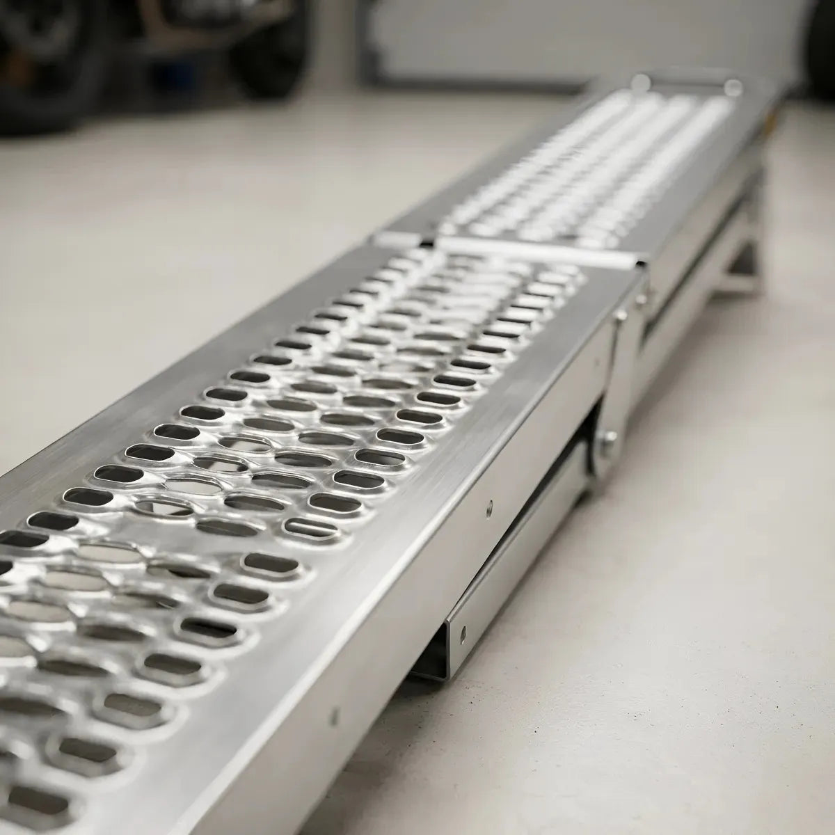RAMPA PLEGABLE PARA MOTOCICLETA - ALEACIÓN PLATEADA / CARGA MÁXIMA 260 KG