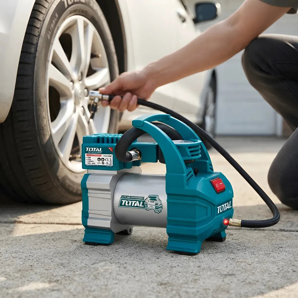 COMPRESOR DE AIRE PORTÁTIL TOTAL 12V 10A PARA AUTO + MANGUERA + ADAPTADORES