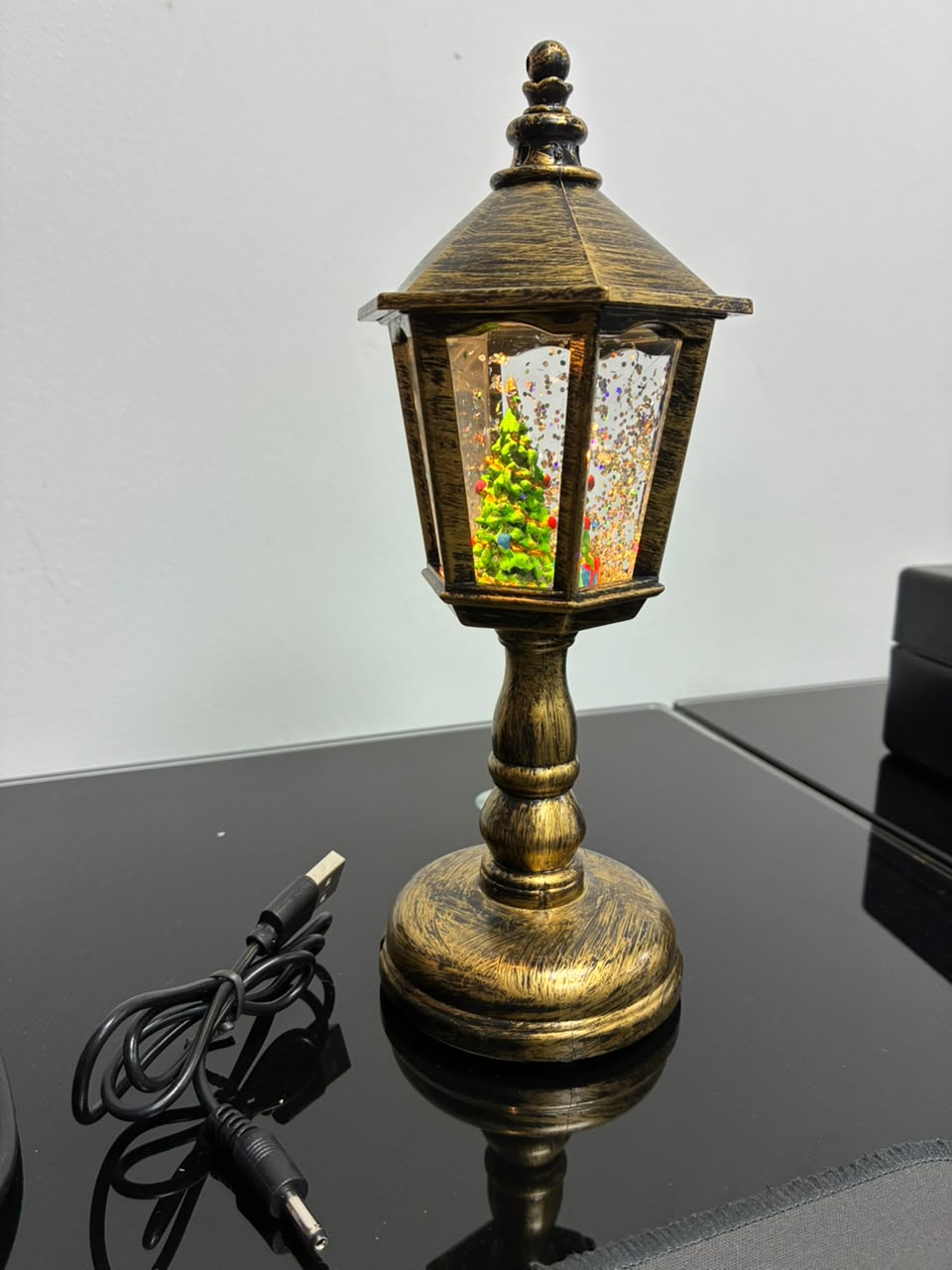 FAROL NAVIDEÑO LED MULTICOLOR CON ÁRBOL DE NAVIDAD, LUZ Y EFECTO NIEVE - 22CM