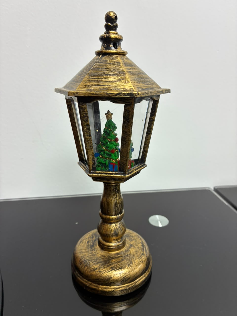 FAROL NAVIDEÑO LED MULTICOLOR CON ÁRBOL DE NAVIDAD, LUZ Y EFECTO NIEVE - 22CM