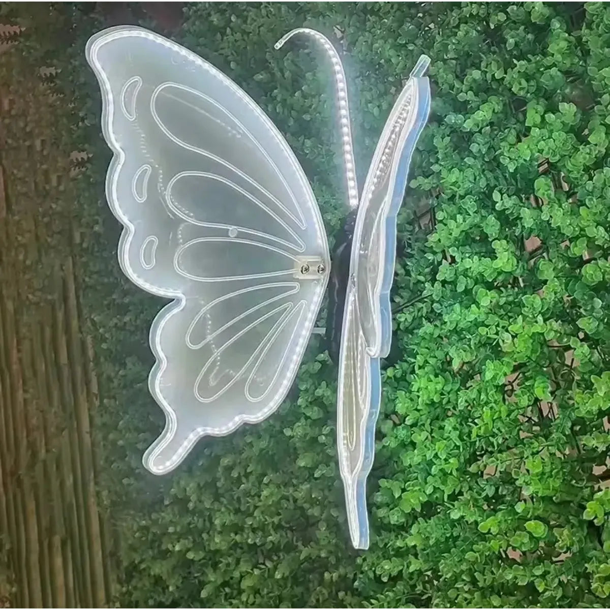 MARIPOSA GRANDE LED CON MOVIMIENTO LUZ CÁLIDA PARA EXTERIORES