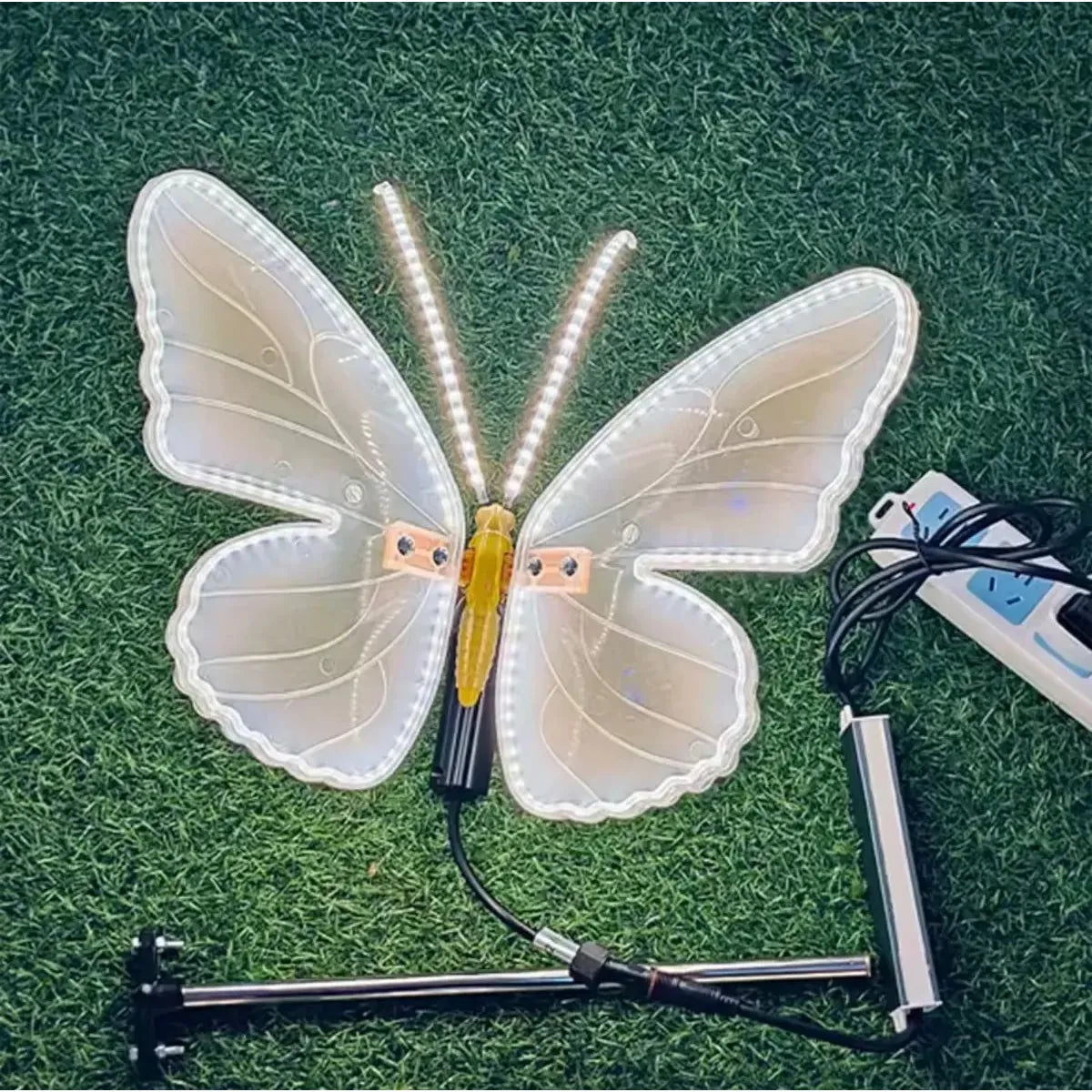 MARIPOSA GRANDE LED CON MOVIMIENTO LUZ CÁLIDA PARA EXTERIORES