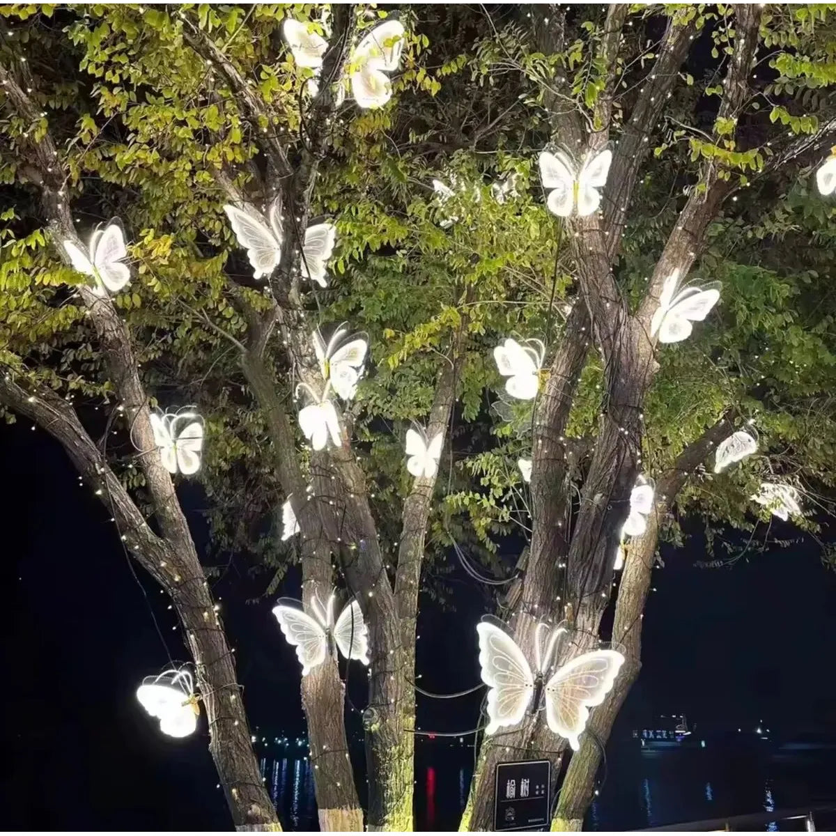 MARIPOSA GRANDE LED CON MOVIMIENTO LUZ CÁLIDA PARA EXTERIORES